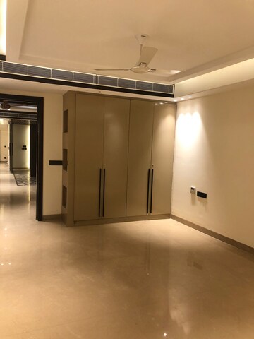Room in 4 BHK Builder Floor at DLF Building 10, Dlf Phase ii – for Rent