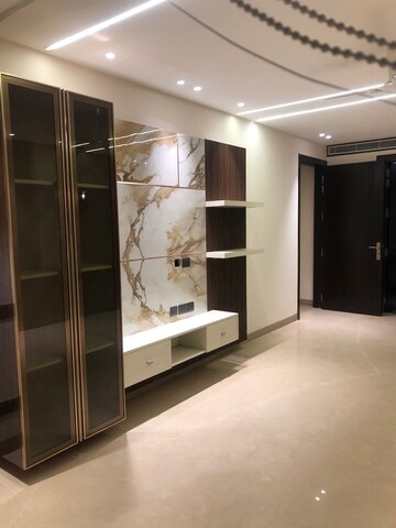 Room in 4 BHK Builder Floor at DLF Building 10, Dlf Phase ii – for Rent