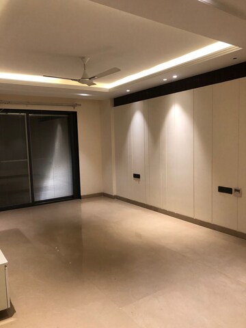 Room in 4 BHK Builder Floor at DLF Building 10, Dlf Phase ii – for Rent