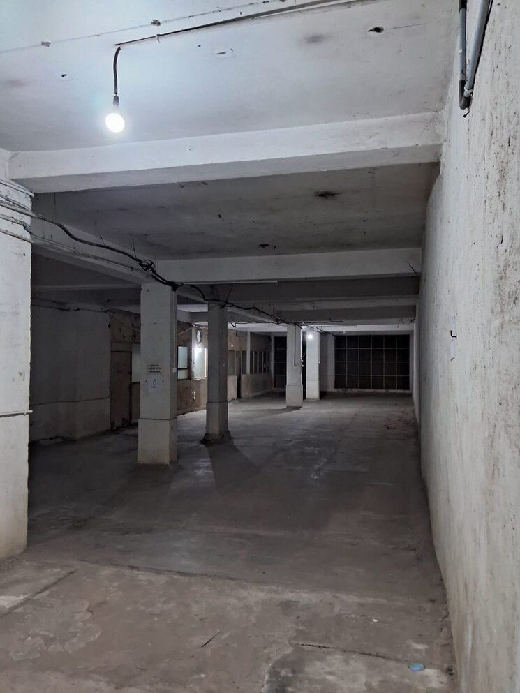  Parking, phoolbagan Commercial Warehouse 5200 Sq.Yd. In Phoolbagan Kolkata 8070313