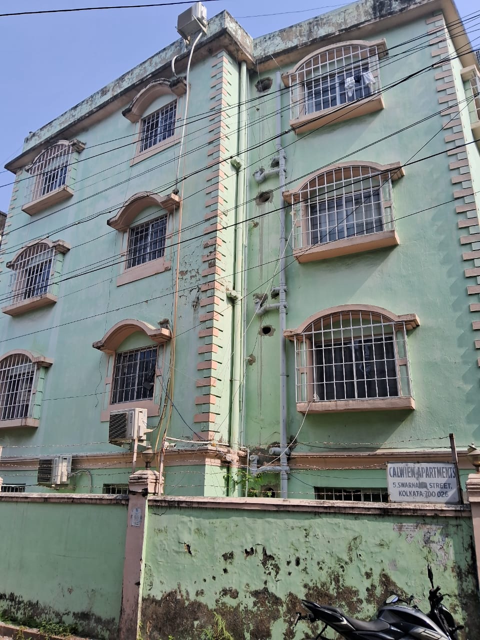 6+ BHK + Pooja Room Villa For Sale in Hazra Road