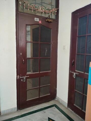 Room in 2 BHK Builder Floor at Penta Homes, Vip Road – for Rent