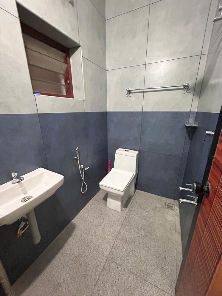 Bathroom, punkunnam 2 Bedroom 935 Sq.Ft. Apartment In Punkunnam Thrissur 8070455