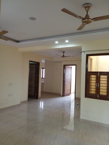Room in 2 BHK Apartment at Unitech Uniworld Gardens 2, Sector 47 – for Rent