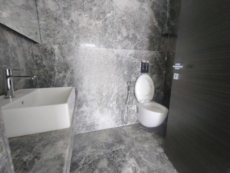 Bathroom, raheja-imperia 4 Bedroom 1940 Sq.Ft. Apartment In Worli Mumbai 8070669