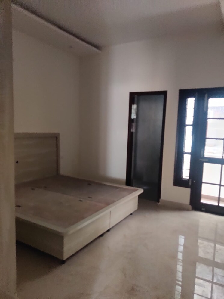 Room, sector 125 3 Bedroom 140 Sq.Yd. Apartment In Sector 125 Mohali 8070825