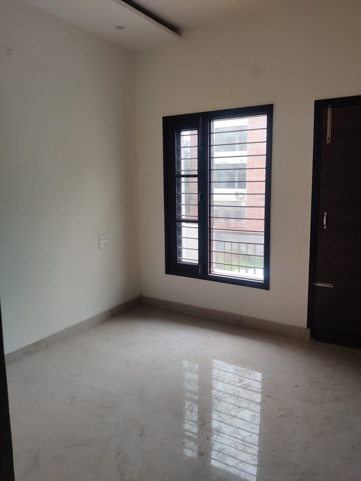 Room, sector 125 3 Bedroom 140 Sq.Yd. Apartment In Sector 125 Mohali 8070825