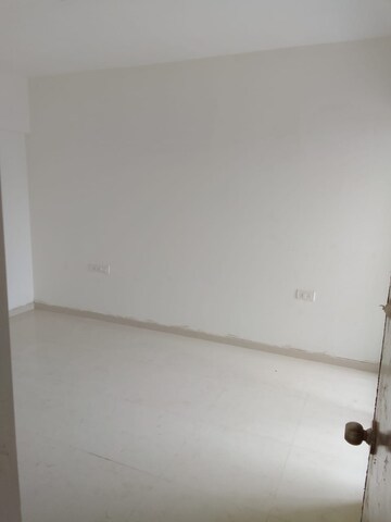 Room in 1 BHK Apartment at Parinee Essence, Kandivali West – for Rent