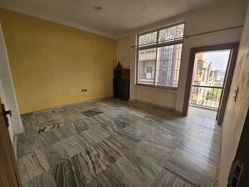 Room in 3 BHK Independent House at Ratu Road – for Rent
