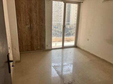 Room in 3.5 BHK Apartment at Nirala Estate, Tech Zone 4 Greater Noida – for Rent