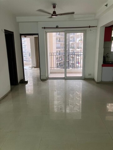 Room in 2.5 BHK Apartment at Nirala Estate, Tech Zone 4 Greater Noida – for Rent