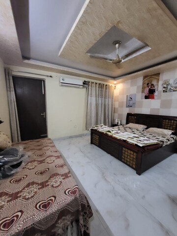 Bedroom in 3 BHK Builder Floor at Sector 43 – for Rent