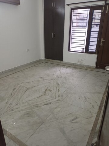 Room in 3 BHK Builder Floor at Ansal Sushant Lok I, Sector 43 – for Rent