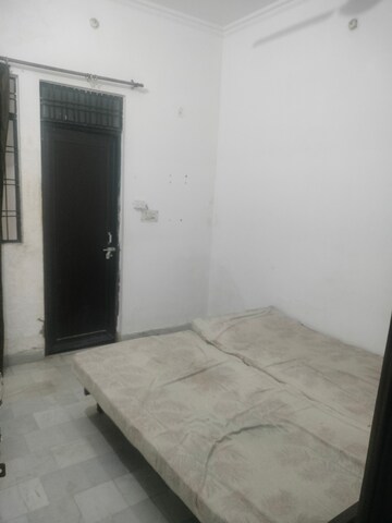 Room in 2 BHK Builder Floor at Gomti Nagar – for Rent