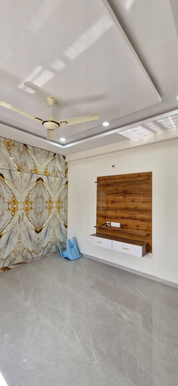 Room in 3 BHK Builder Floor at Kondapur – for Rent