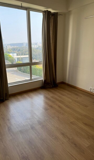 Room in 3 BHK Apartment at Pioneer Park Presidia, Sector 62 – for Rent