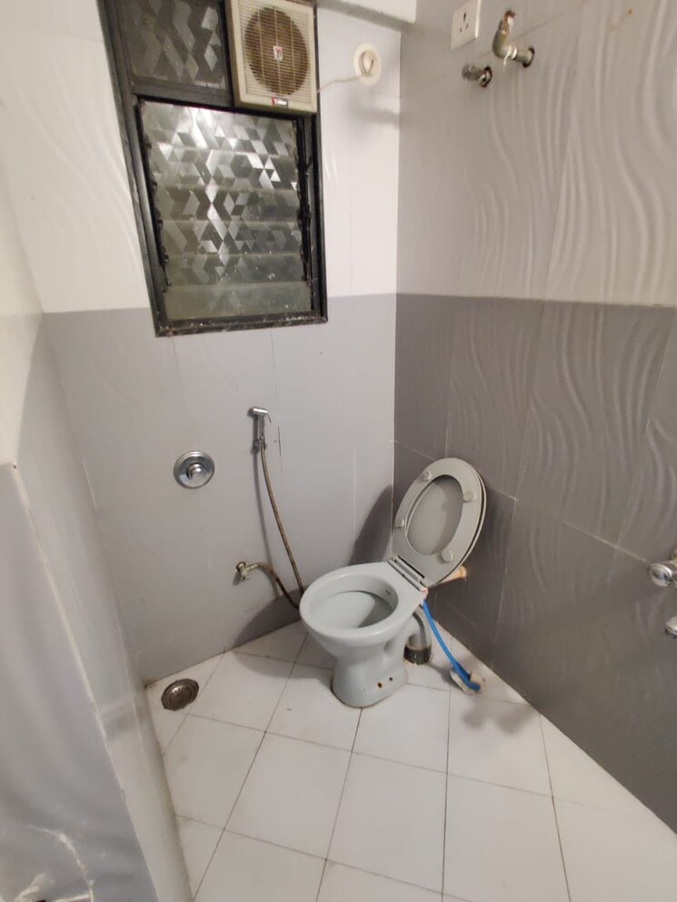 Bathroom, tingre nagar 2 Bedroom 1000 Sq.Ft. Apartment In Tingre Nagar Pune 8072255