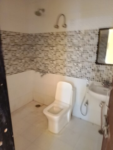 Attached Bathroom in 2 BHK Independent House at Gomti Nagar – for Rent