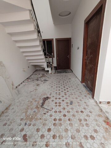 Room in 3 BHK Independent House at Jankipuram Extension – for Sale