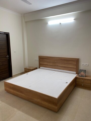 Room in 6+ BHK Independent House at Gomti Nagar – for Rent