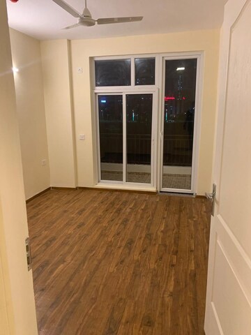 Room in 3 BHK Apartment at Omaxe R2, Gomti Nagar – for Rent
