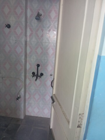 Room in 2.5 BHK Apartment at RWA Jalvayu Vihar, Sector 25 – for Rent