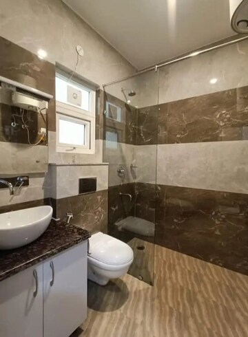Bathroom in 3 BHK Apartment at DLF Oakwood Estate, Dlf Phase ii – for Rent