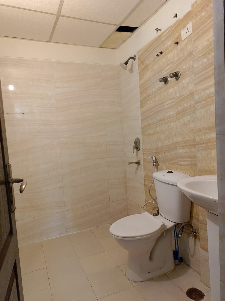 Bathroom, futec-gateway 3 Bedroom 1435 Sq.Ft. Apartment In Sector 75 Noida 8072900