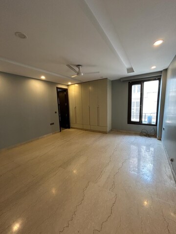 Room in 4 BHK Apartment at Uday Park – for Rent
