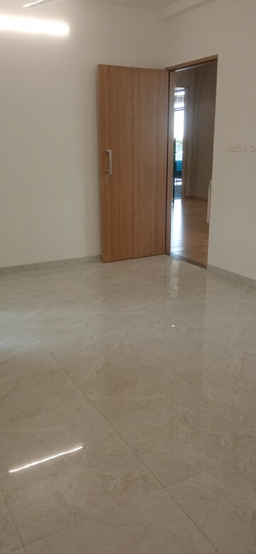 Room in 4 BHK Apartment at Safal Golf Residences, Chembur – for Sale
