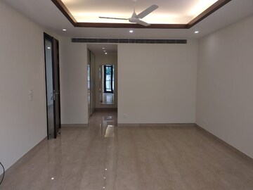 Room in 4 BHK Builder Floor at Panchsheel Park – for Rent