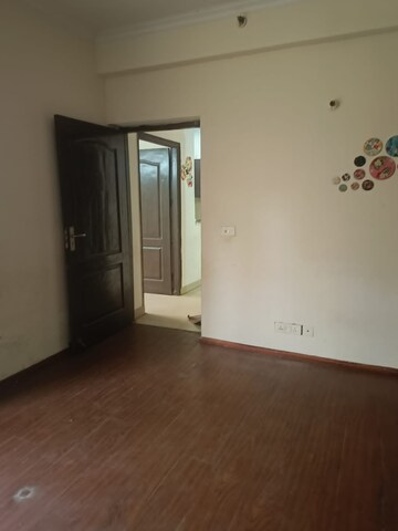 Room in 2 BHK Apartment at Amrapali Silicon City, Sector 76 – for Rent
