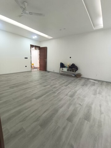 Room in 4 BHK Independent House at Sainik Farm – for Sale