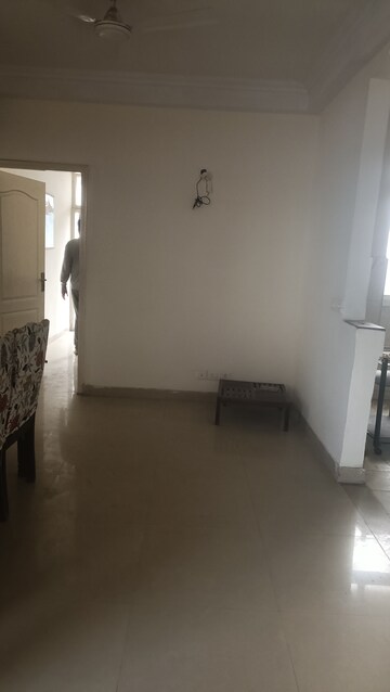 Room in 2 BHK Apartment at Amrapali Silicon City, Sector 76 – for Rent
