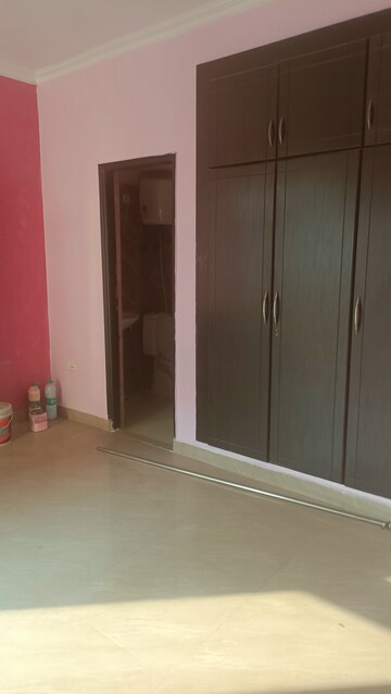 Room in 2 BHK Apartment at Amrapali Silicon City, Sector 76 – for Rent