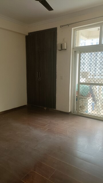 Room in 2 BHK Apartment at Amrapali Silicon City, Sector 76 – for Rent