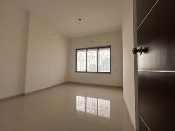 Room in 3 BHK Apartment at Shree Niketan, Kandivali West – for Sale