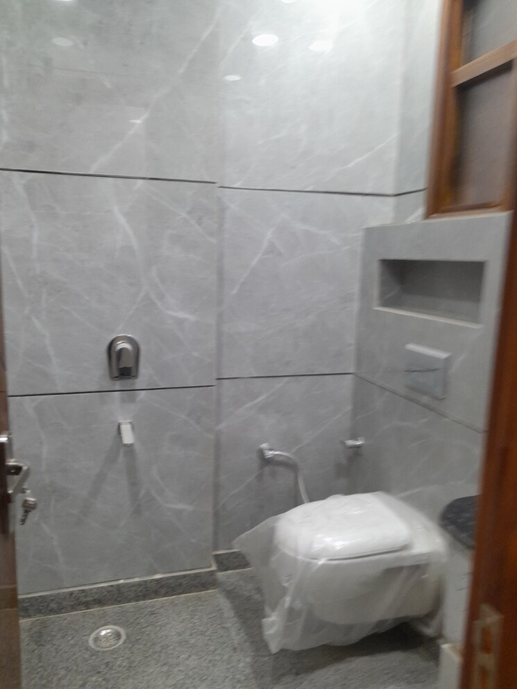 Bathroom, rohini sector 11 3 Bedroom 90 Sq.Mt. Builder Floor In Rohini Sector 11 Delhi 8073440