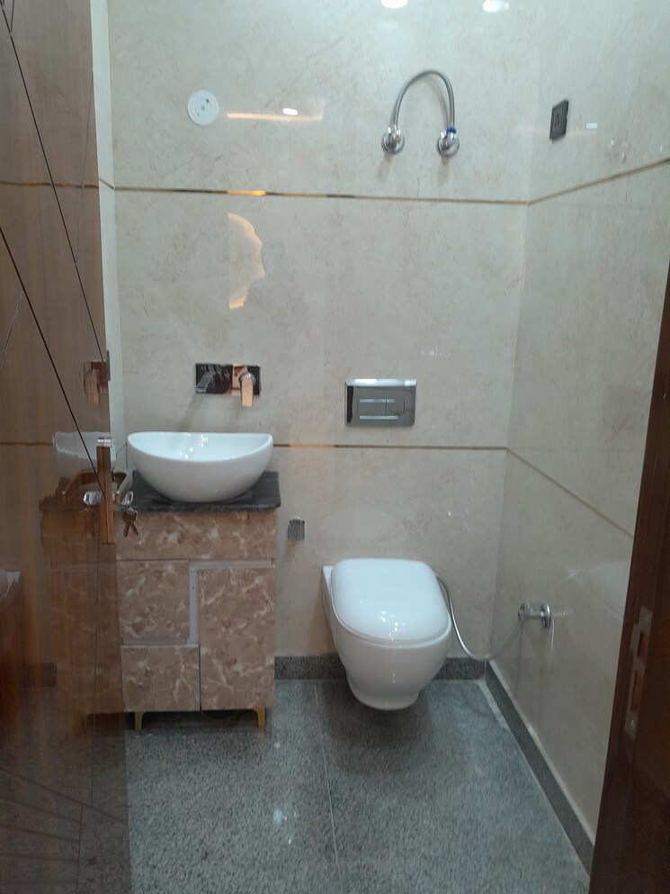 Bathroom, rohini sector 11 3 Bedroom 90 Sq.Mt. Builder Floor In Rohini Sector 11 Delhi 8073440