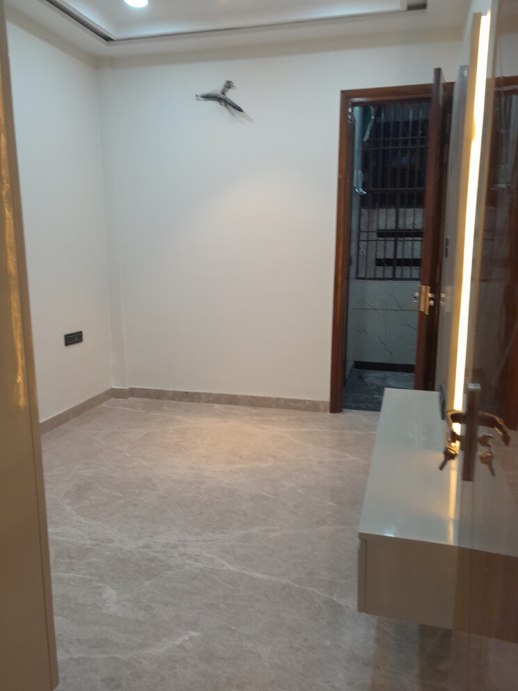 Room, rohini sector 11 3 Bedroom 90 Sq.Mt. Builder Floor In Rohini Sector 11 Delhi 8073440