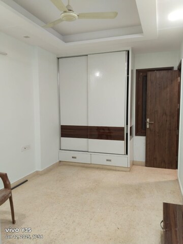 Room in 3 BHK Apartment at Paschim Vihar – for Rent