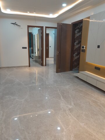 Furnished Amenities in 3 BHK Builder Floor at Rohini Sector 11 – for Sale