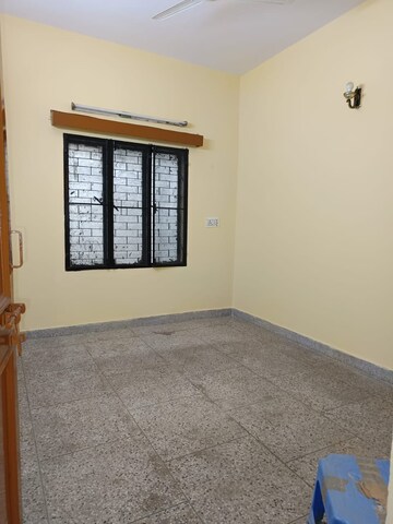 Room in 2 BHK Apartment at Paschim Vihar – for Rent