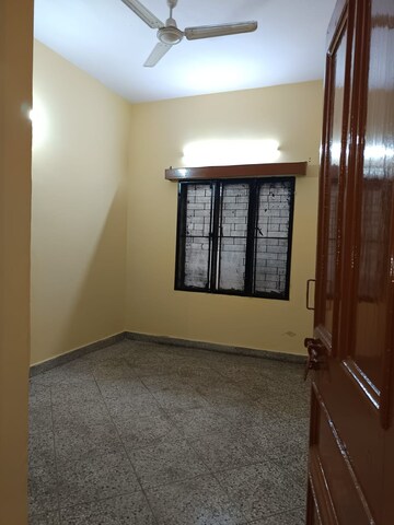 Room in 2 BHK Apartment at Paschim Vihar – for Rent