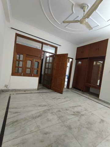 Room in 3.5 BHK Apartment at Paschim Vihar – for Rent