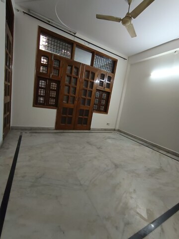 Room in 3.5 BHK Apartment at Paschim Vihar – for Rent