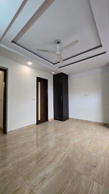 Room in 3.5 BHK Apartment at Paschim Vihar – for Rent