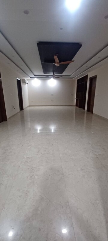 Living Room in 5 BHK Builder Floor at Sector 39 – for Rent