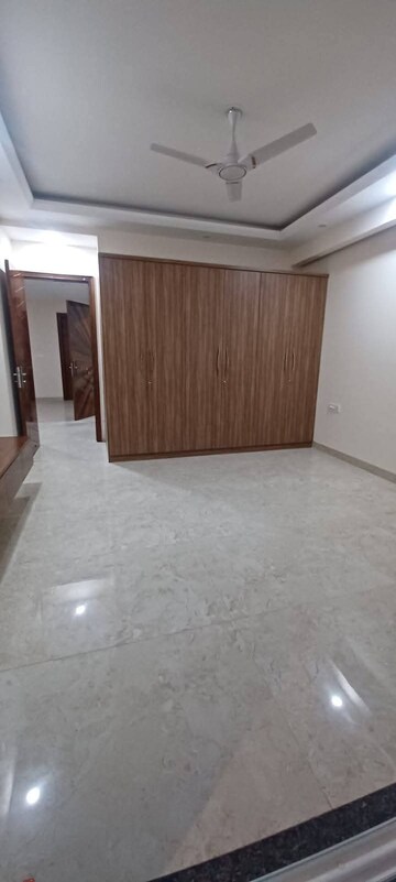 Room in 5 BHK Builder Floor at Sector 39 – for Rent