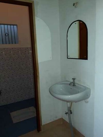 Master Bedroom in 2 BHK Apartment at Aliganj – for Rent